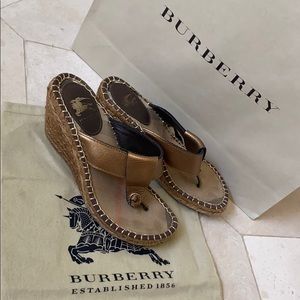 BURBERRY 🌟Wedge FlipFlops🌟